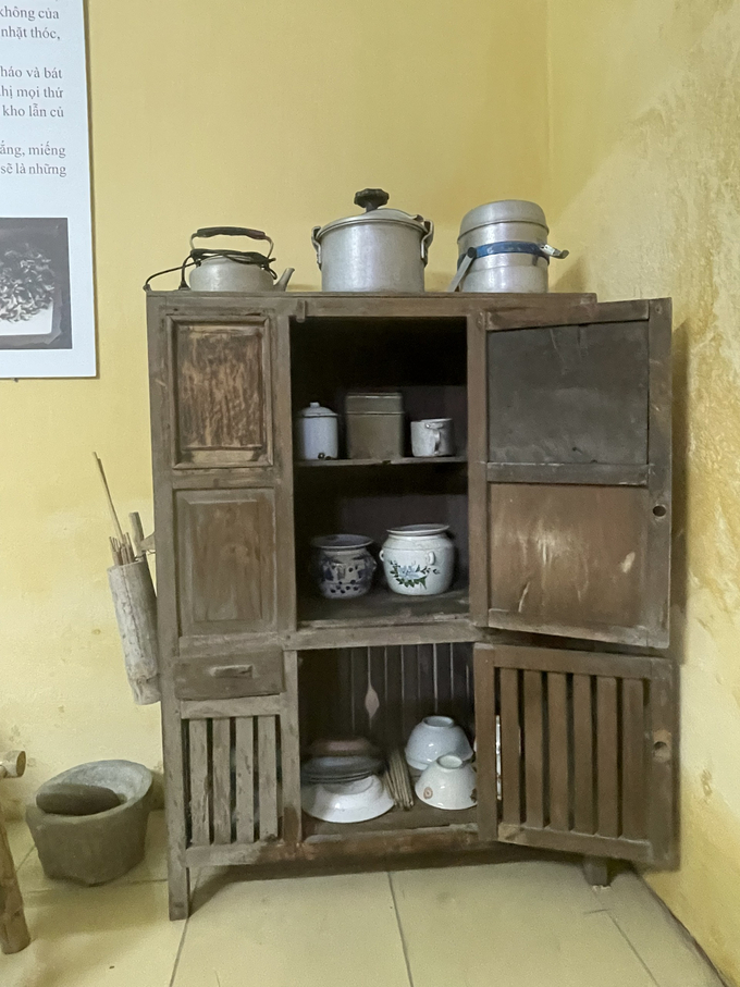 Phía trong gian bếp là những vật dụng đơn sơ, giản dị tái hiện cuộc sống sinh hoạt thường ngày của nhiều gia đình...