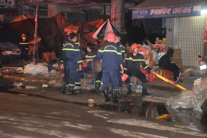 Lực lượng Cảnh sát PCCC-CNCH nỗ lực dập lửa vụ cháy chợ Bình Định.