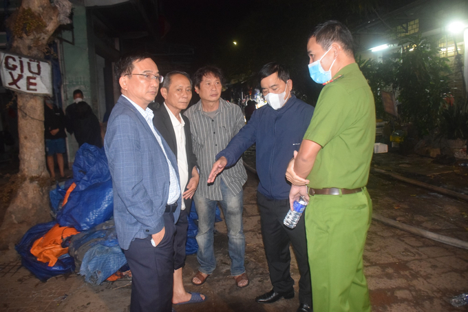 Ông Lê Thanh Tùng, Chủ tịch UBND thị xã An Nhơn (đứng thứ 2 tính từ phải sang), chỉ đạo xử lý vụ cháy tại hiện trường.