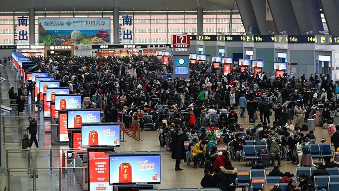 Hành khách chờ làm thủ tục tại một nhà ga ở Bắc Kinh, Trung Quốc, hôm 12/1. Ảnh: Xinhua.