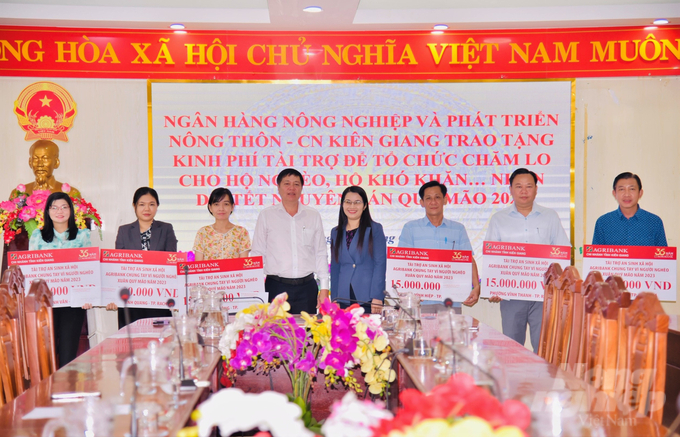Ông Phạm Văn Thái (thứ 4, từ trái qua), Phó Giám đốc Agribank Chi nhánh tỉnh Kiên Giang trao tặng kinh phí tài trợ để chăm lo Tết cho người nghèo, hộ khó khăn nhân dịp Tết Quý Mão 2023. Ảnh: Trung Chánh.