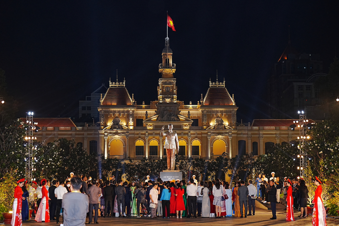 Lãnh đạo TP. HCM dâng hương tượng Chủ tịch Hồ Chí Minh trước Lễ khai mạc Đường hoa Nguyên Huệ. Ảnh: Hồng Thuỷ.