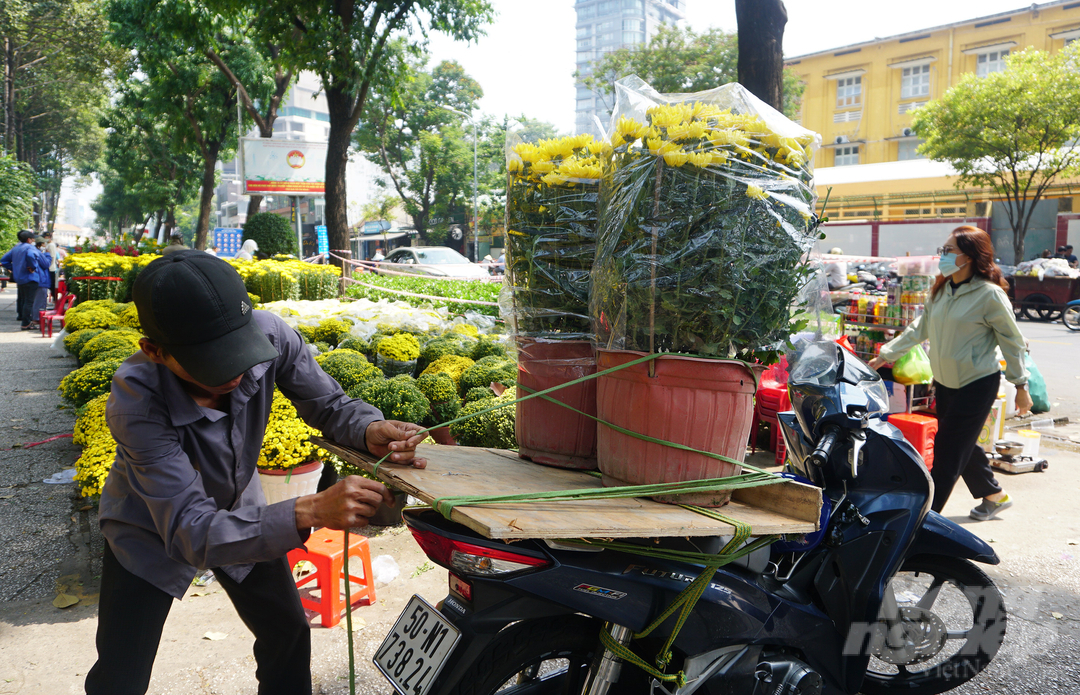 Dịch vụ giao hoa tận nhà cho khách. Ảnh: Nguyễn Thủy.