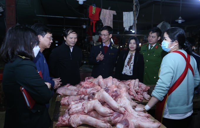 Đoàn công tác liên ngành do Giám đốc Sở NN-PTNT Hà Tĩnh dẫn đầu kiểm tra hoạt động giết mổ tại các lò mổ trên địa bàn tỉnh. 