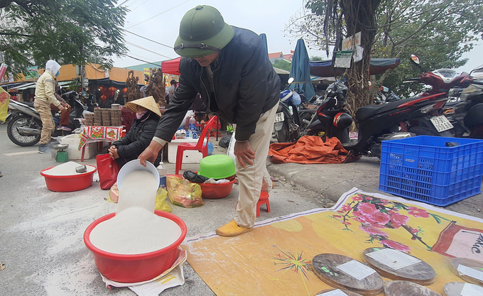 Cát gạo được rửa sạch, phơi khô đong chảy mềm như lụa. Ảnh: T.P.