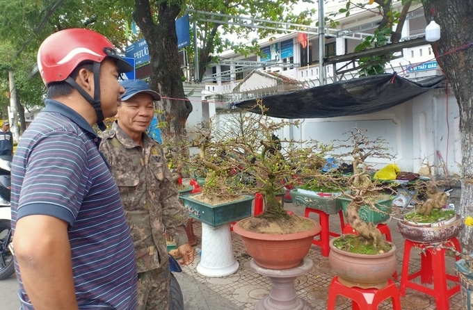 Anh Nam ( mặt ao lính) cho biết, việc bán hoa năm nay thất bại. Ảnh: KS.