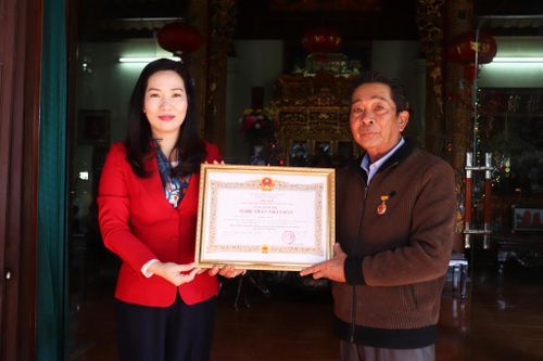 Bà Nguyễn Thị Hạnh trao danh hiệu Nghệ nhân Nhân dân ở loại hình di sản văn hóa phi vật thể cho ông Lê Đức Chắn. Ảnh: Báo Quảng Ninh