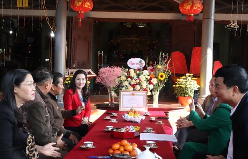 Bà Nguyễn Thị Hạnh cùng lãnh đạo các sở, ngành, địa phương trò chuyện với ông Lê Đức Chắn. Ảnh: Báo Quảng Ninh