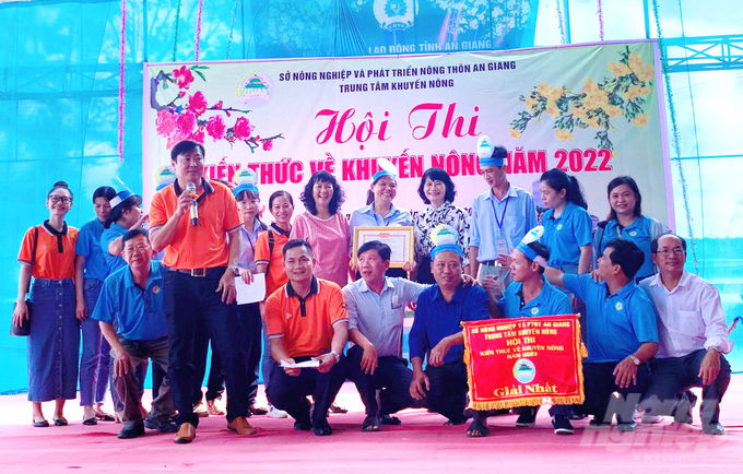 Ban tổ chức trao giải nhất cho Đội Khuyến nông thị xã Tân Châu. Ảnh: Lê Hoàng Vũ.