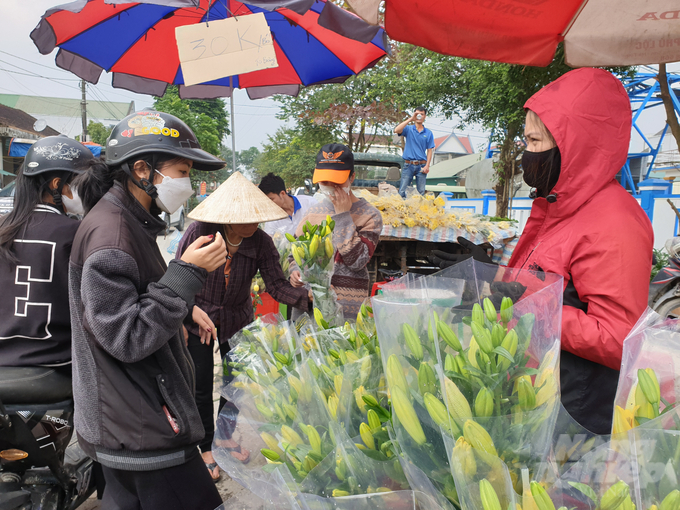 Tuy nhiên, tại chợ Phố Châu, huyện Hương Sơn, so với những năm trước, ngày 30 Tết năm nay chợ hoa vẫn tấp nập người mua bán.