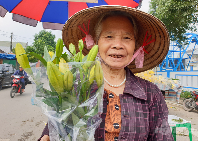 Cũng quê ở Sơn Giang, bà Nguyễn Thị Huyền bảo, kinh tế eo hẹp nên bà chỉ mua một bó hoa ly 150 ngàn đồng về cắm bình để bàn cho có không khí tết.