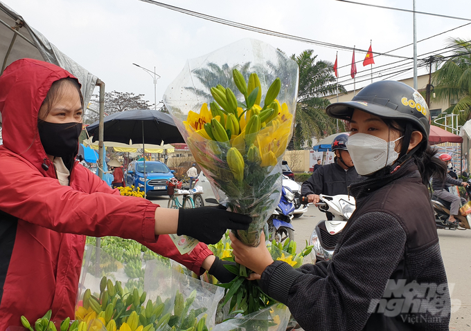 Đào, quất, hoa ly, lay ơn là những mặt hàng được khách hàng 'săn đón' nhiều nhất.