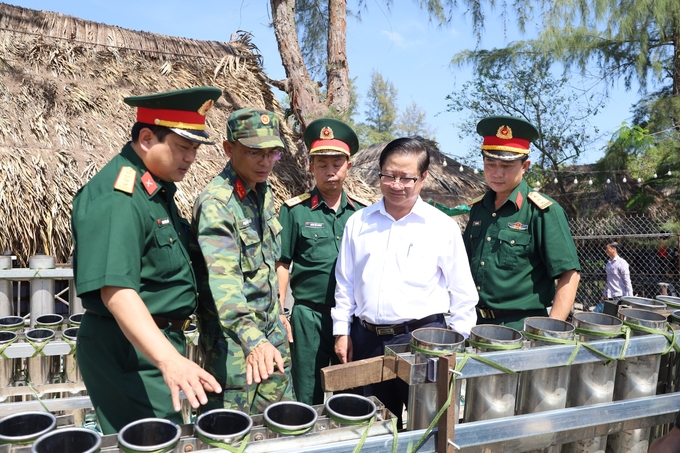 Lãnh đạo UBND TP Cần Thơ thăm địa điểm bắn pháo hoa tầm cao tại quận Ninh Kiều. Ảnh: Lê Hoàng Vũ.