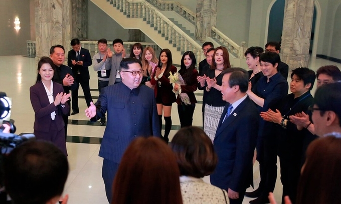 Lãnh đạo Triều Tiên Kim Jong-un chào đón các ngôi sao nhạc pop Hàn Quốc sau buổi biểu diễn của họ ở Bình Nhưỡng hồi tháng 4/2018. Ảnh: KCNA.