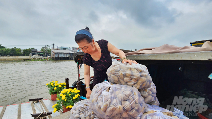 Bà Trang Thị Tím ở huyện Giồng Riềng, tỉnh Kiên Giang vừa kịp giao xong chuyến hàng để về quê đón Tết. Ảnh: Kim Anh.