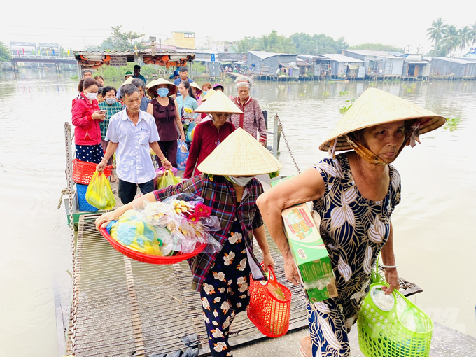 Từ trung tuần tháng Chạp trở đi là người dân miền Tây chuẩn bị ăn Tết. Mặc dù là chợ quê, đời sống người dân lam lũ nhưng mỗi người vẫn không quên đi chợ mua sắm trong những ngày cuối năm để đón Tết Nguyên đán theo truyền thống.