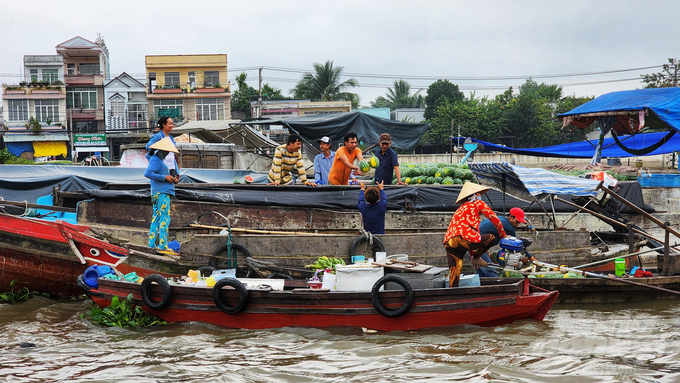 Những phiên chợ Tết là dịp để người dân thương hồ kiếm thêm thu nhập ăn Tết. Ảnh: Kim Anh.