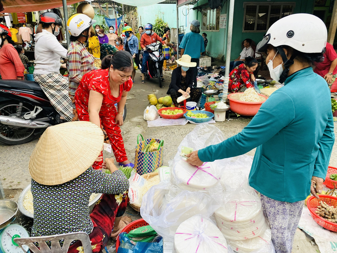 Ngày nay, đô thị hóa nhanh, dịch vụ, hàng hóa đa dạng nên việc mua, bán dễ dàng hơn. Nhưng chợ Tết ở miền Tây vẫn được duy trì như hồn cốt ở vùng sông nước, ai đi đâu về đâu cũng nhớ đến chợ Tết.