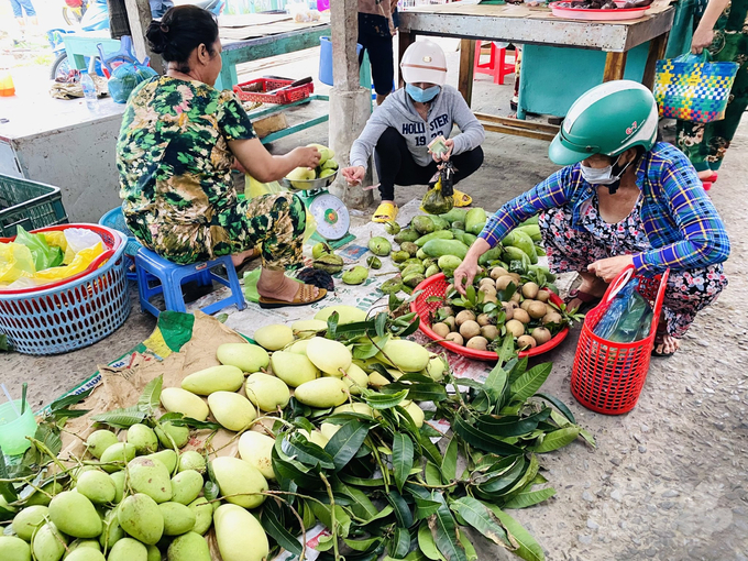 Với nhiều người miền Tây, chợ Tết là điểm đến để thưởng lãm, để sắm Tết cho không gian gia đình, cho mâm cơm và tiệc đãi khách ngày xuân. Đó còn là văn hóa, phong tục từ xa xưa được ông bà truyền lại cho con cháu.