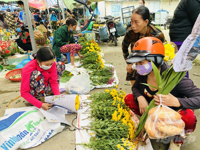 Không khí chợ Tết ở miền Tây Nam Bộ sôi nổi, nhộn nhịp hơn bao giờ hết và có những điểm rất riêng không nơi nào có được. 