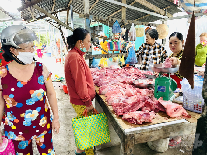 Đáp ứng nhu cầu đó, chợ Tết bán đủ thứ. Ngày Tết, chợ cũ mở rộng, nơi bến sông, dọc đường, quanh khu dân cư mọc thêm nhiều chợ mới. Tất cả đều xôn xao, tấp nập người mua kẻ bán, mặt hàng nào cũng hút khách.