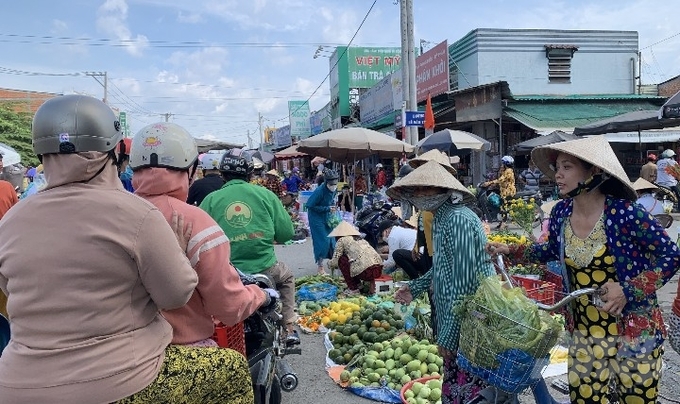 Chiều 30 Tết tại chợ Ngã Sáu, huyện Châu Thành, tỉnh Hậu Giang, còn đông đúc người dân đi chợ để mua rau củ về dự trữ dùng 3 ngày Tết. Ảnh: Hồ Thảo.