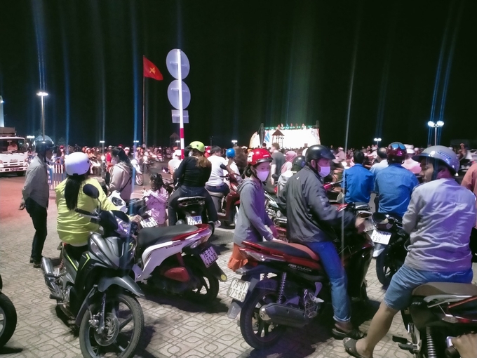 khong-khi-chieu-30-tet-tren-khap-moi-mien-to-quoc-211012_767.jpg Nhập chú thích ảnh