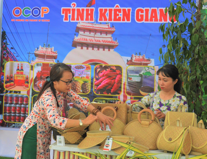 Tỉnh Kiên Giang đặc biệt quan tâm hỗ trợ phát triển các sản phẩm đặc trưng và sản phẩm nghề truyền thống, trọng tâm là sản phẩm OCOP, nhằm phát triển sản phẩm nông nghiệp, phi nông nghiệp, dịch vụ có lợi thế ở mỗi địa phương, tạo chuỗi giá trị bền vững. Ảnh: Trung Chánh.