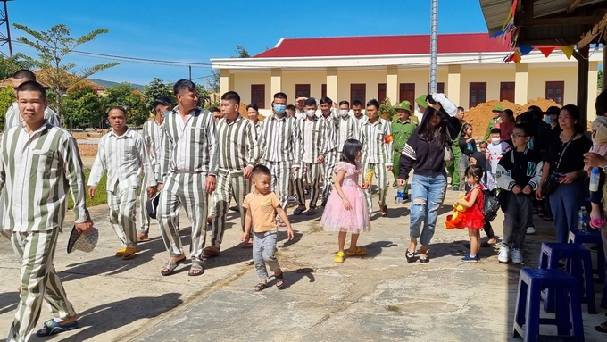 Người thân của các gia đình phạm nhân được mời đến dự tất niên.