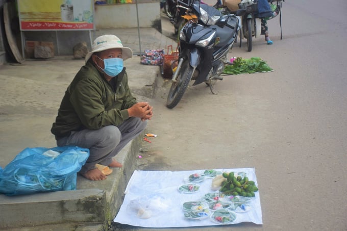 Anh Lê Văn Thảo, 1 trong những 'đấng mày râu' hiếm hoi bán lộc xuân tại chợ Gò. Ảnh: V.Đ.T.