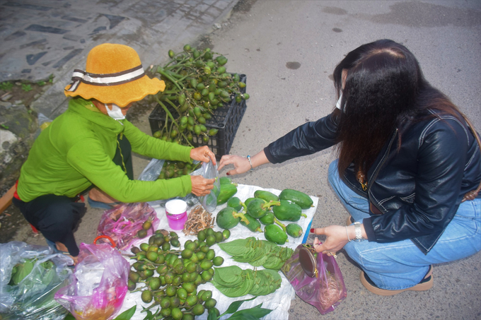 Người đi chợ Gò mua lộc đầu năm không bao giờ trả giá. Ảnh: V.Đ.T.