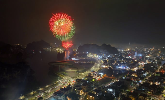 Đúng khoảnh khắc giao thừa Tết Quý Mão, bầu trời thành phố Hạ Long rực sáng bởi màn pháo hoa tầm cao tại Quảng trường 30/10 (phường Hồng Hải). Ảnh: Đỗ Phương