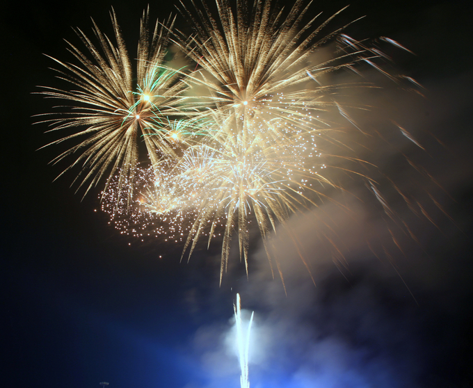 Những bông pháo hoa rực rỡ trên bầu trời trong khoảnh khắc chuyển giao giữa năm cũ và năm mới... Ảnh: Đỗ Phương