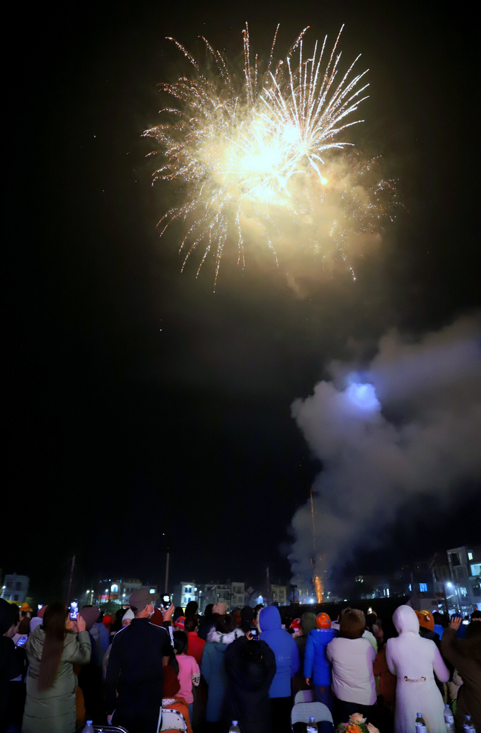 Người dân huyện miền núi Bình Liêu ngắm pháo hoa tại Quảng trường 25/12 (thị trấn Bình Liêu). Ảnh: La Lành