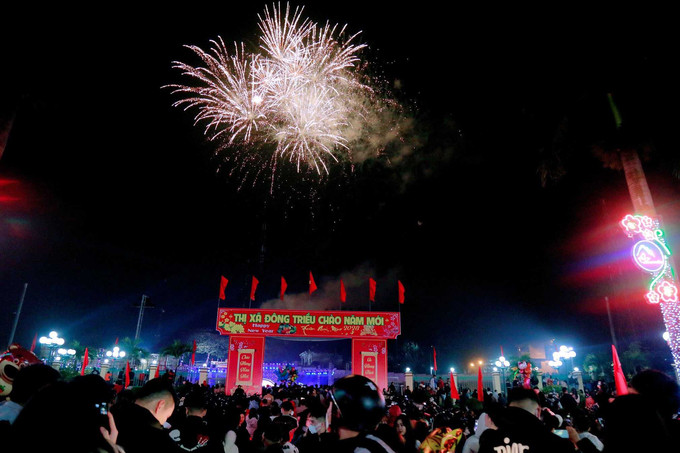 Tại 'cửa ngõ' Đông Triều, rất đông người dân đã đổ về Sân vận động thị xã để cùng nhau tận hưởng màn pháo hoa chào năm mới. Ảnh: Thu Trang