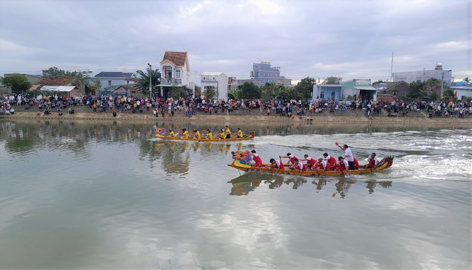 Đua thuyền tập thể nam ngược sông Gò Bồi.