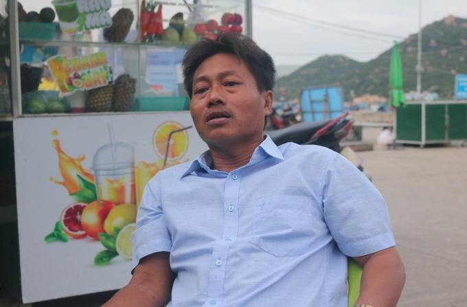 Anh Lê Văn Hòa, Phó Chủ tịch Hội Nông dân xã Cam Bình cho biết, bà con trên đảo sống rất gần gũi. Ảnh: KS.