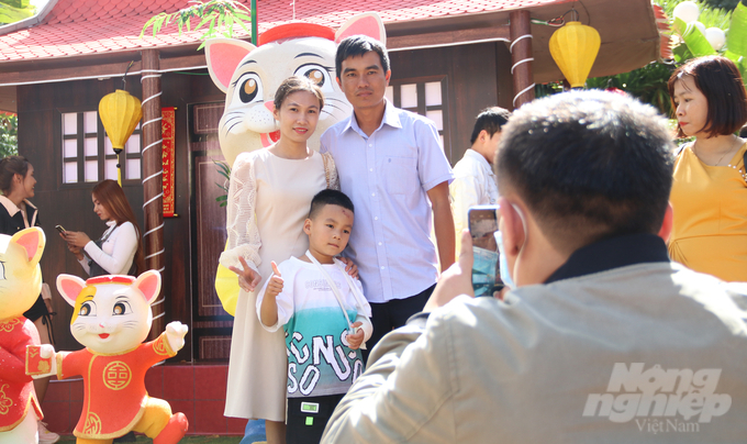 Gia đình anh Trần Thanh Tùng (ngụ TP Buôn Ma Thuột) đến đường hoa chụp ảnh. Anh Tùng cho biết, năm nào cũng đưa vợ con ra đường hoa chụp ảnh nhằm lưu lại kỷ niệm ngày đầu năm.