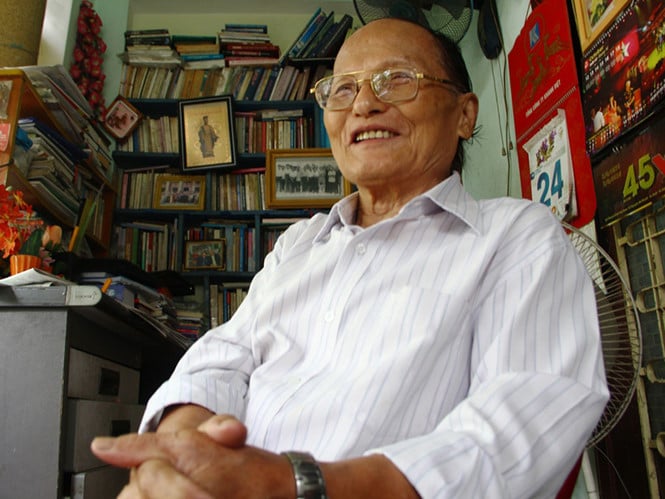 Nhà thơ Giang Nam được trao tặng Giải thưởng Nhà nước năm 2001.