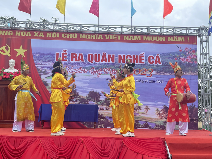 Những tiết mục văn nghệ dân gian mang đậm nét văn hóa truyền thống của ngư dân Sa Huỳnh được tổ chức tại lễ hội. Ảnh: N.H.