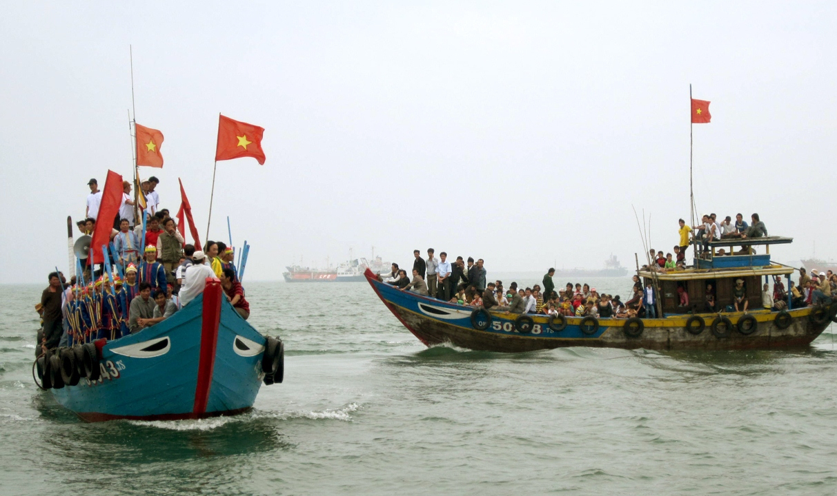 Lễ nghinh thần ngoài biển.