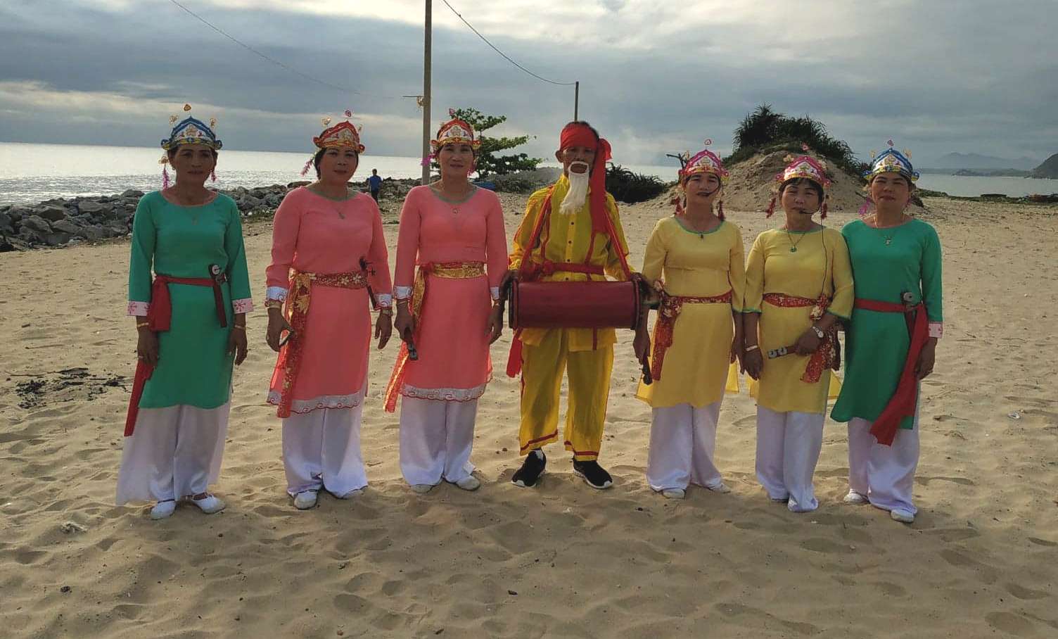 Nhóm Sắc bùa từ xã Đức Phong (huyện Mộ Đức) tham gia lễ hội.