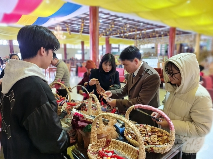 Nhiều du khách chọn mua sản phẩm lưu niệm tại các ngôi đền, chùa với mong muốn mang lại nhiều may mắn trong dịp năm mới.