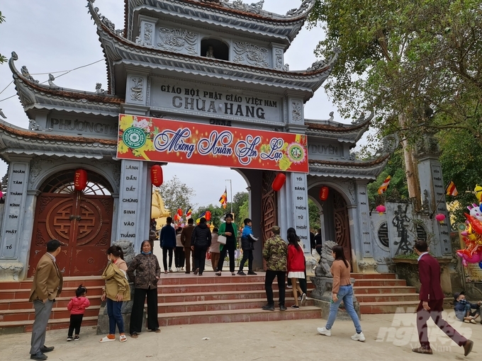 Từ ngày 2 Tết Quý Mão đến nay, chùa Hang luôn thu hút đông đảo du khách thập phương về dâng hương.