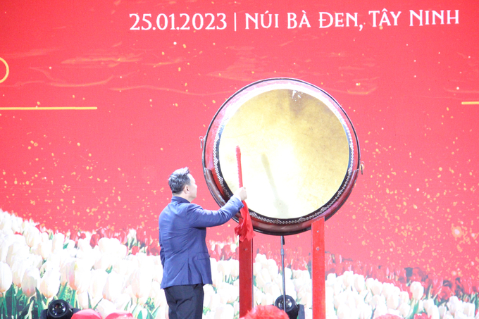Chủ tịch UBND tỉnh Tây Ninh Nguyễn Thanh Ngọc đánh hồi trống chính thức bắt đầu Hội Xuân núi Bà Đen năm 2023. Ảnh: Trần Trung.