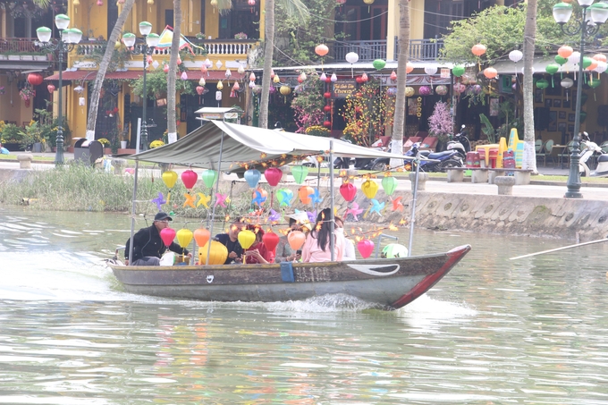 Dịch vụ chèo ghe trên sông Hoài hoạt động xuyên Tết để phục vụ khách du lịch. Ảnh: Đ.C.