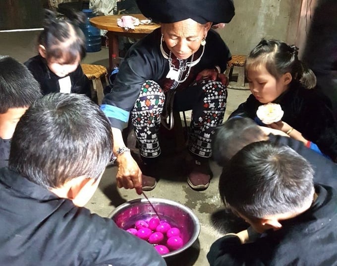 Phong tục nhuộm trứng đỏ được bà con người Dao ở Sìn Hồ gìn giữ từ ngàn xưa cho đến nay. Ảnh: T.L