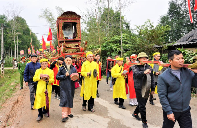 Sáng 28/1 (mùng 7 Tết), hàng nghìn người dân và du khách có mặt tại xã Phú Gia, huyện Hương Khê, Hà Tĩnh tham dự lễ hội Hàm Nghi - Sơn Phòng, rước báu vật của vua Hàm Nghi.