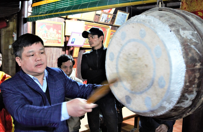 Buổi lễ bắt đầu bằng tiếng trống khai hội của Phó Chủ tịch UBND huyện Hương Khê, Hà Tĩnh.