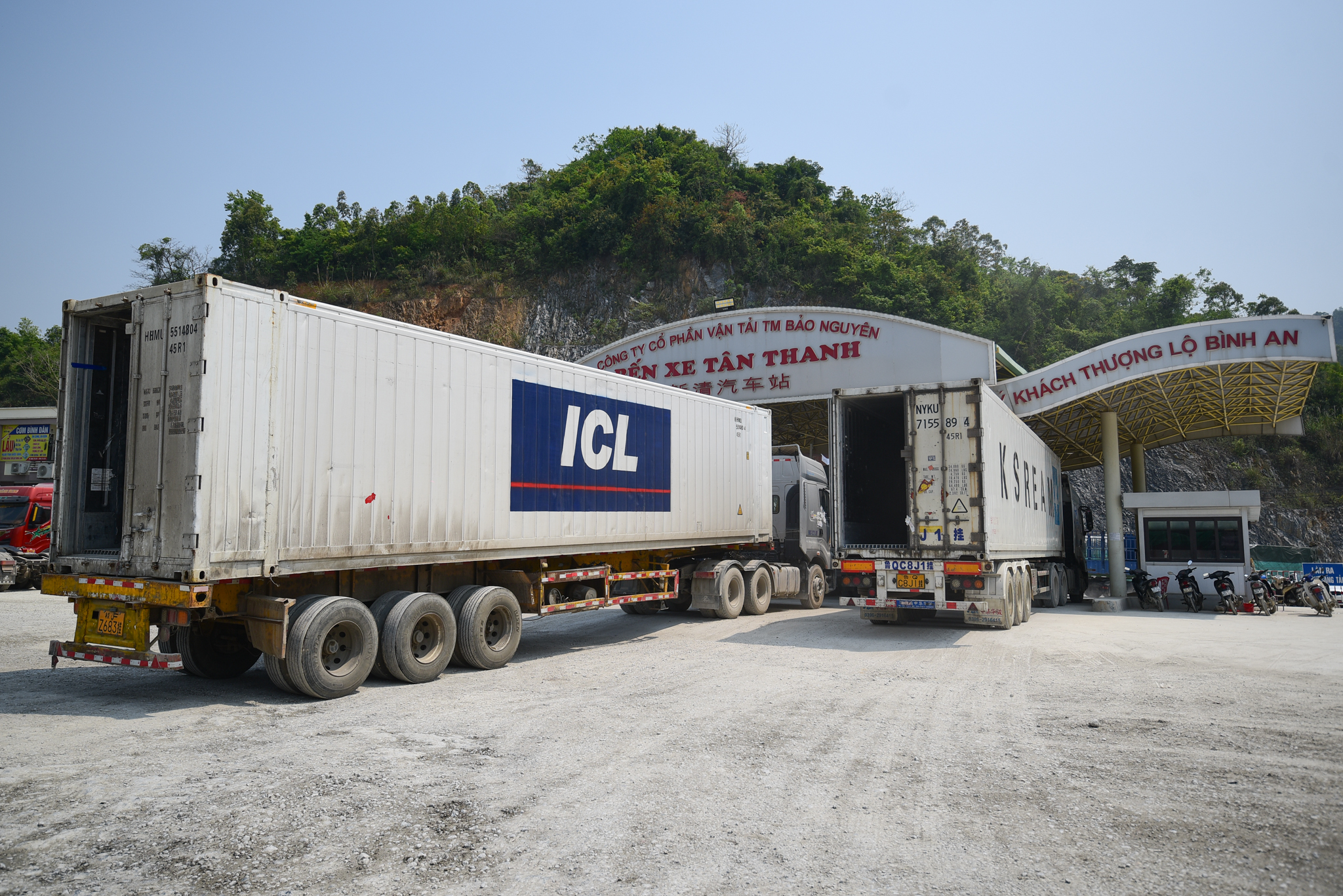 Ngày 28/1 (mùng 7 Tết), có 259 xe xuất khẩu qua các cửa khẩu ở Lạng Sơn, trong đó có 230 xe hoa quả. Ảnh: Tùng Đinh.